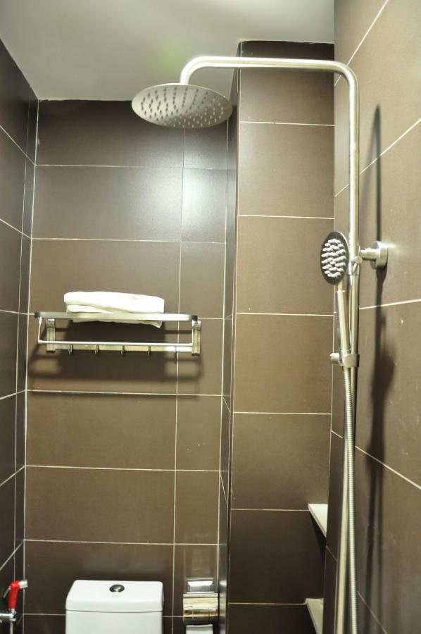 Frazel Inn Hotel Parit Buntar Eksteriør billede