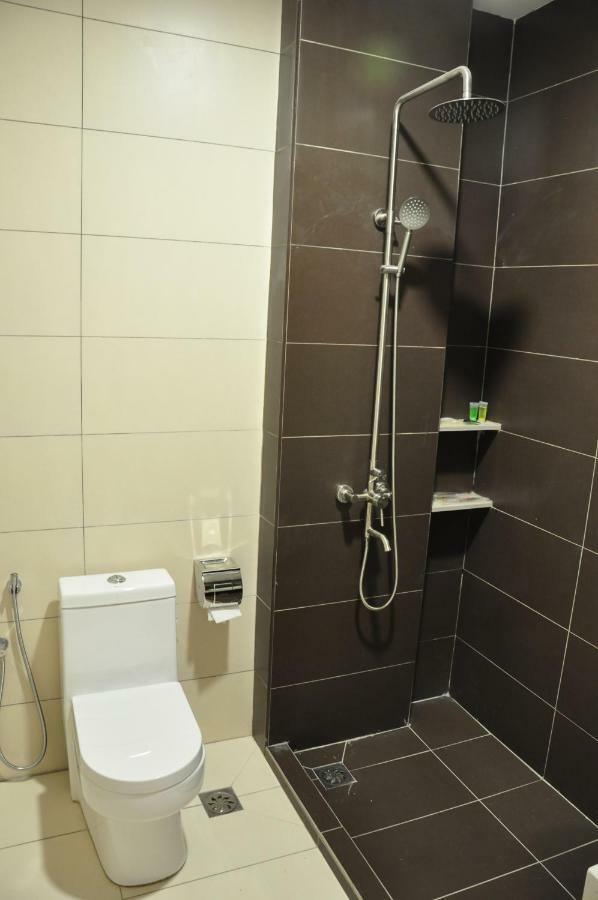 Frazel Inn Hotel Parit Buntar Eksteriør billede
