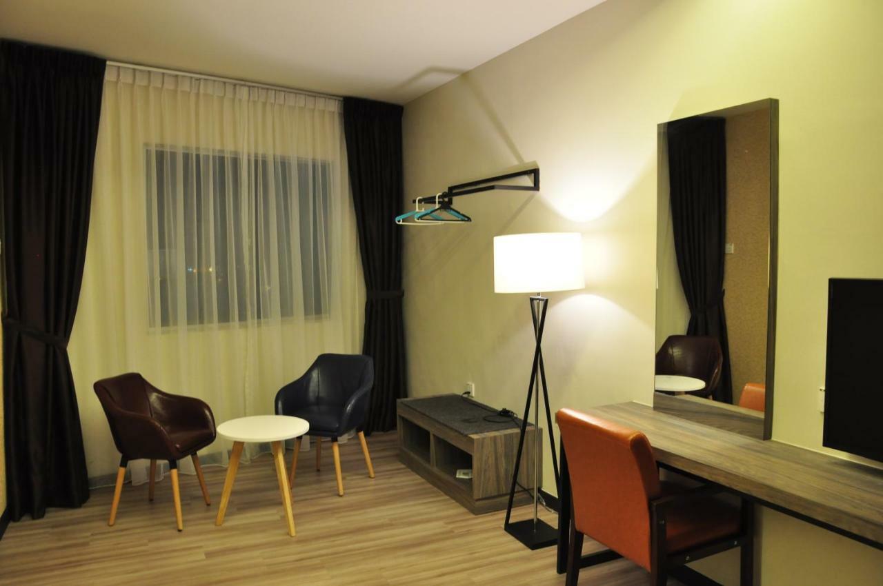 Frazel Inn Hotel Parit Buntar Eksteriør billede