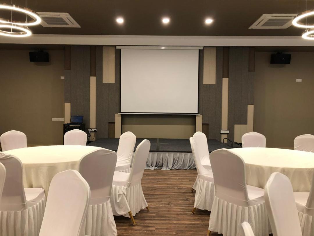 Frazel Inn Hotel Parit Buntar Eksteriør billede
