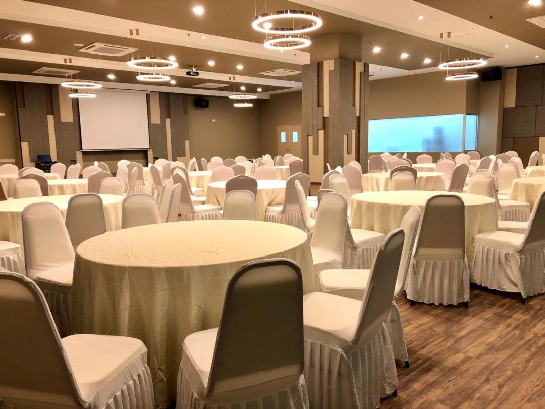 Frazel Inn Hotel Parit Buntar Eksteriør billede