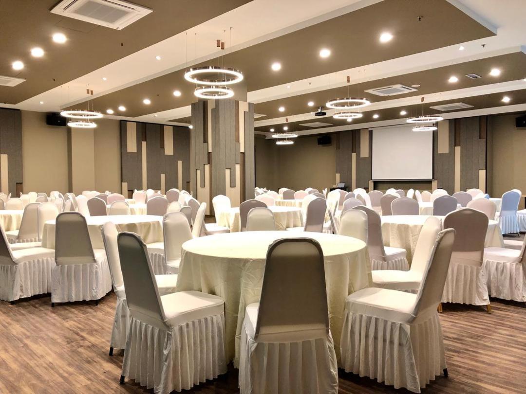 Frazel Inn Hotel Parit Buntar Eksteriør billede
